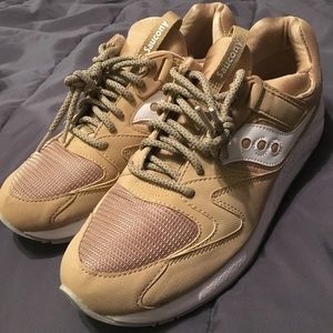Wheat/white saucony grid 9000 size 9.5